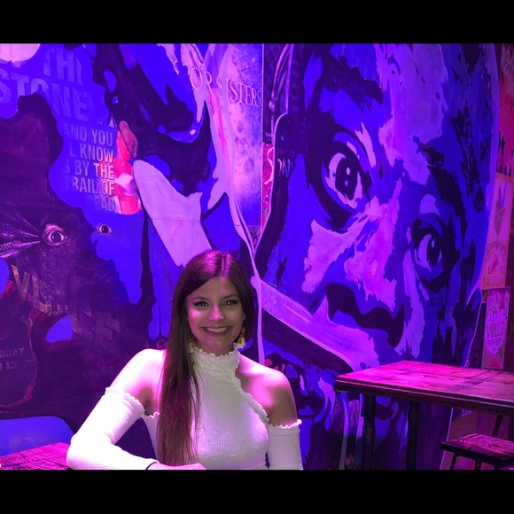 Meet your Posher, Samantha - Picture 1 of 3